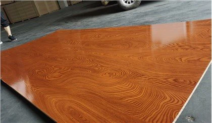 Spīdīgs melamīna saplāksnis