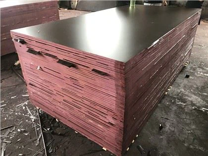 Lētākā plēve saskaras ar saplākšņa AAA klases kvalitāti