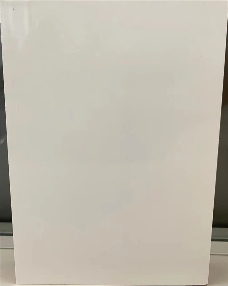 Balts paklājiņš, spīdīga MDF plāksne