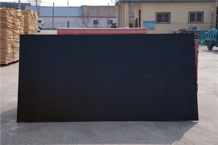 Saplāksnis ar melnu plēvi, 18 mm jūras dēlis